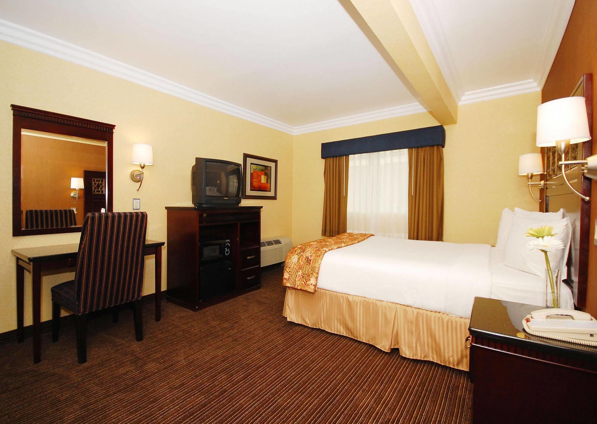 Hotel At 50 - Long Convention Center